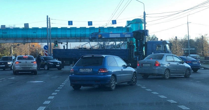 В Ярославле столкнулись легковушка и грузовик