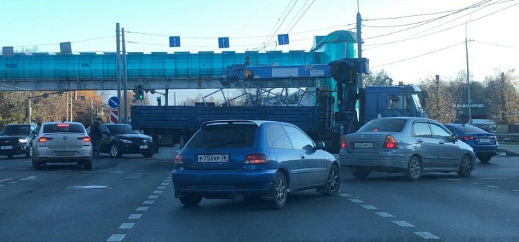 В Ярославле столкнулись легковушка и грузовик