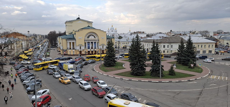 Первая по-летнему тёплая пятница года: Ярославль встал в девятибалльные пробки_295480
