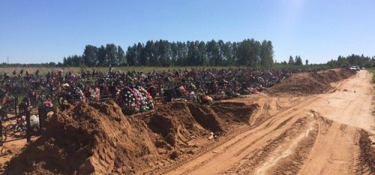 В Рыбинске начали бороться с затоплением кладбища, отсыпав его песком