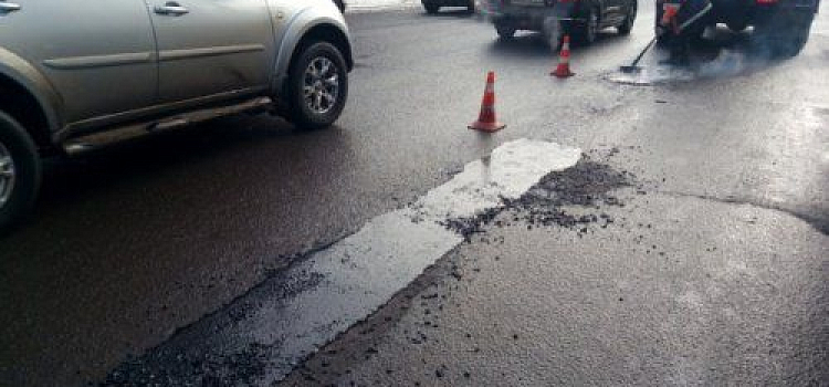 В Ярославле продолжается ямочный ремонт дорог 