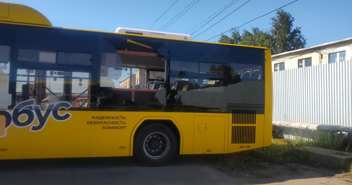 В Ярославле неизвестные выстрелили в автобус с пассажирами