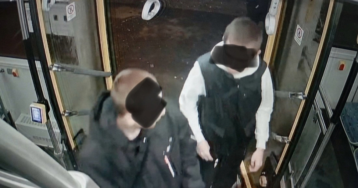 В Ярославле подростки разрисовали автобус, оставив адреса своих каналов и номер телефона