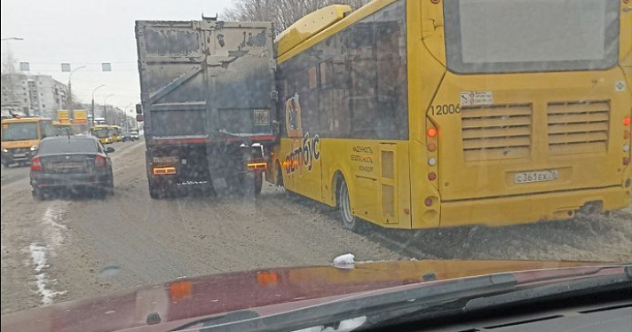 В Ярославле автобус протаранил легковушку_263504