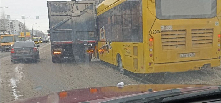 В Ярославле автобус протаранил легковушку_263504