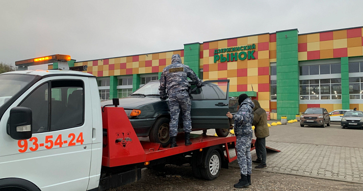 В Ярославле эвакуировали машины посетителей Дзержинского рынка