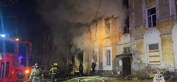 Десятки человек без жилья: пожар уничтожил бывшие склады Ярославской большой мануфактуры_313667