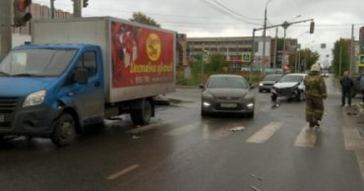 В Ярославле «Газель» оторвала передний бампер у легкового автомобиля (видео) 
