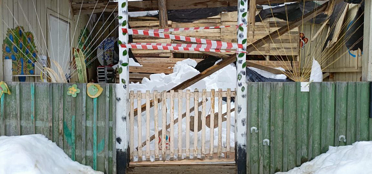 В Ярославской области на веранде детского сада обрушилась крыша_266655