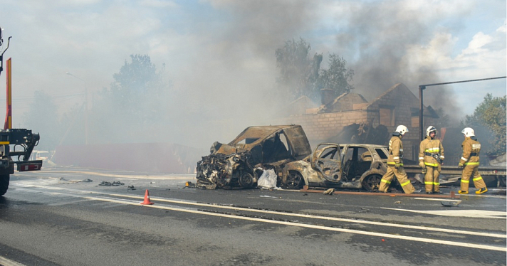 Четверо погибших, сгоревшие дома и автомобили: последствия трагедии с участием скорой помощи и бензовоза под Ярославлем