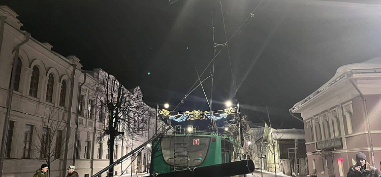 В Рыбинске фонарный столб упал на легковой автомобиль