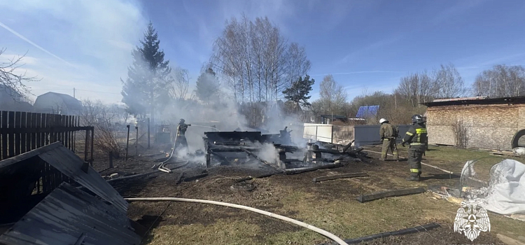 В Ярославле огонь уничтожил два дома и хозпостройки_314861