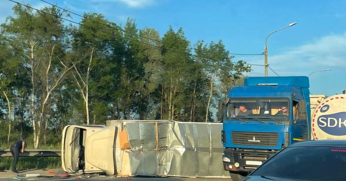 В Ярославле на окружной дороге опрокинулся автомобиль