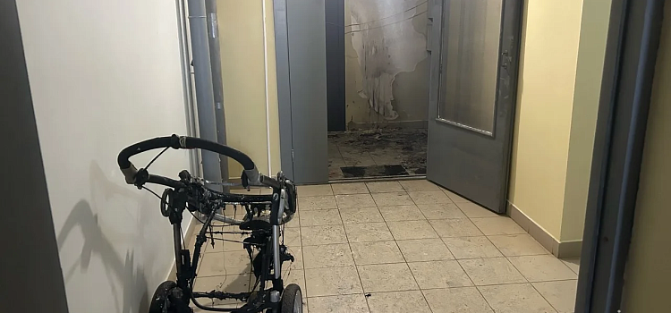 В брагинской новостройке неизвестные подожгли детскую коляску_314681