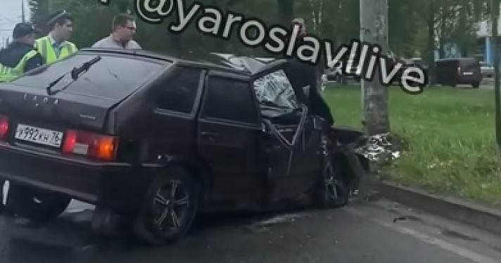 В Дзержинском районе Ярославля легковушка врезалась в столб