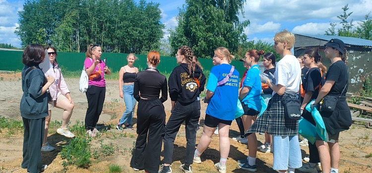 Ярославские студенты выгуляли собак из приюта и одновременно собрали 170 килограммов мусора на берегу Волги_274789