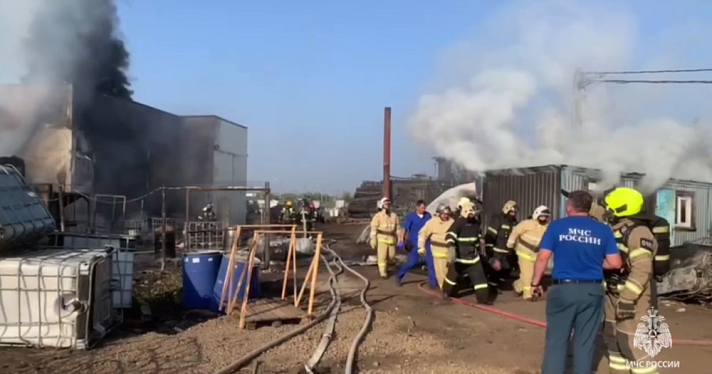 При пожаре на пилораме в Ярославле пострадали два человека