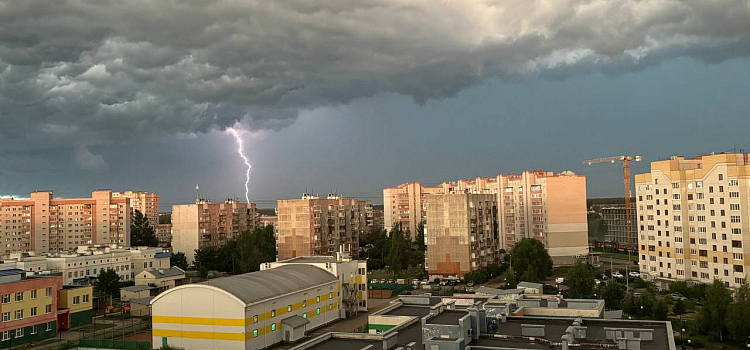 Страшно, но очень красиво: ТОП фотографий вечерней грозы над Ярославлем_299646