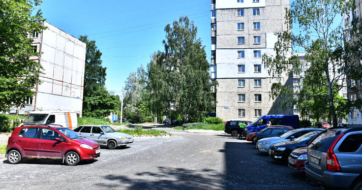 В Дзержинском районе Ярославля ремонтируют проезд к школе
