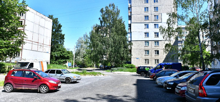 В Дзержинском районе Ярославля ремонтируют проезд к школе