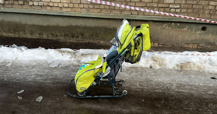 Два человека пострадали в двух районах Ярославля от падения ледяных глыб с крыш_267384
