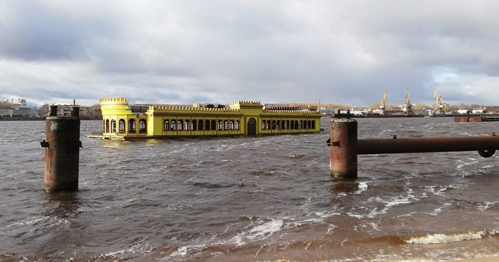 Затонувший в Ярославле ресторан-дебаркадер начали демонтировать