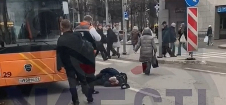  В Ярославле электробус сбил пешехода на проспекте Октября