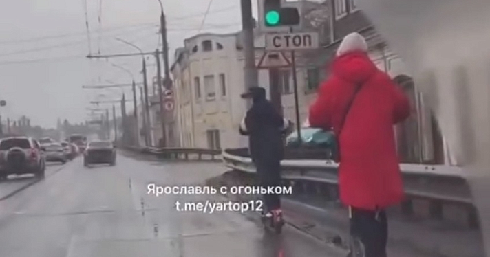 В Ярославле подростки рассекают на самокатах по Московскому проспекту