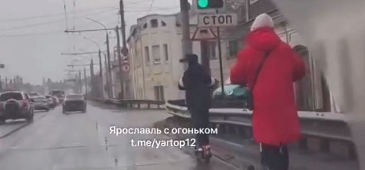 В Ярославле подростки рассекают на самокатах по Московскому проспекту