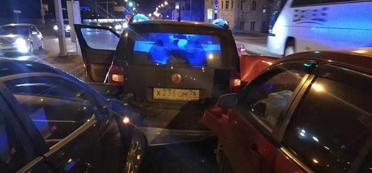 Массовое ДТП на Московском проспекте в Ярославле: видео