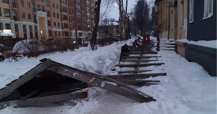 В центре Ярославля рухнула пешеходная галерея