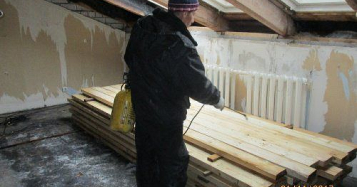 В Красноперекопском районе Ярославля ремонтируют сгоревшую крышу дома 