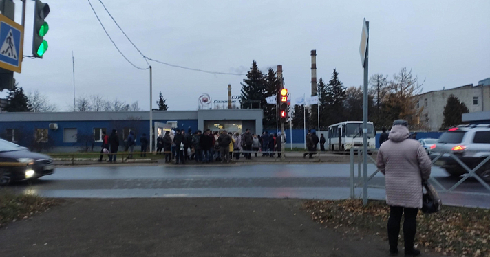 Руководство не хотело выдавать повестки сотрудникам: в Рыбинске проходную завода оцепили силовики_224300