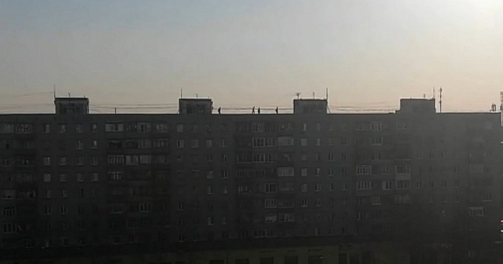 Пинают друг друга на крыше: ярославцы предупреждают родителей об опасности