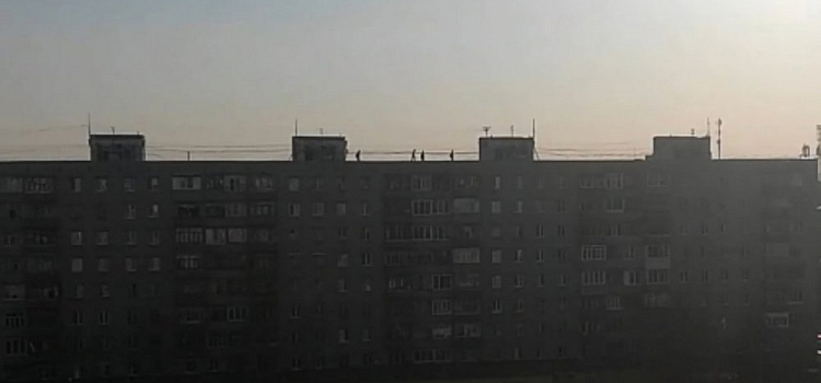 Пинают друг друга на крыше: ярославцы предупреждают родителей об опасности