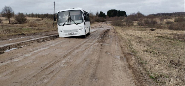 «Участок пучит каждую весну»: в Ярославской области рейсовый автобус застрял на дороге