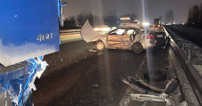 Под Ярославлем в тройном ДТП с фурами погиб водитель_258223