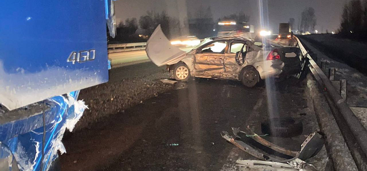 Под Ярославлем в тройном ДТП с фурами погиб водитель_258223