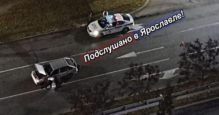«Когда уже закроют?»: в Ярославле легковушка провалилась в дыру на дороге