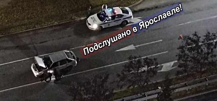 «Когда уже закроют?»: в Ярославле легковушка провалилась в дыру на дороге