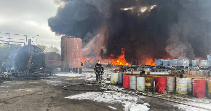 В Ярославской области загорелся завод по переработке отходов_251336