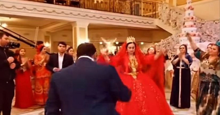 Золото, бриллианты и три дня торжества: федеральные каналы обсуждаютмногомиллионную цыганскую свадьбу в Ярославле