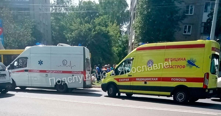 Пострадали девять пассажиров: в Дзержинском районе Ярославля автобус влетел в столб_244471