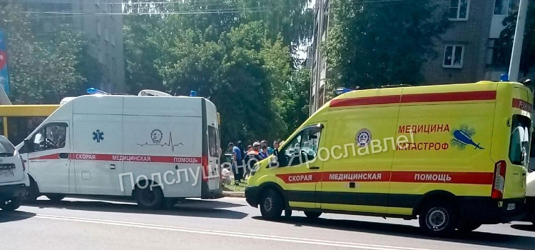 Пострадали девять пассажиров: в Дзержинском районе Ярославля автобус влетел в столб_244471