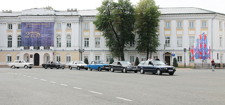 Снова в строю. В Ярославской области прошёл масштабный автопробег машин прошлого века_298161