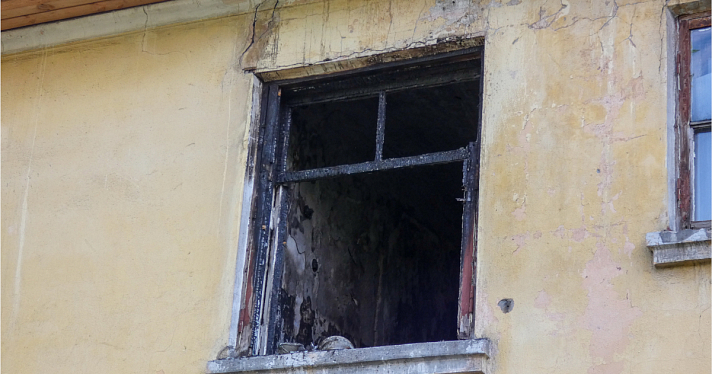 «Закройте дыры в полу линолеумом и живите»: старый дом на Пятерке не хотят признавать аварийным_219558