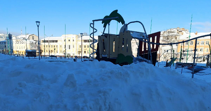 «Уберите снег»: в центре Ярославля закопали детскую площадку_170749