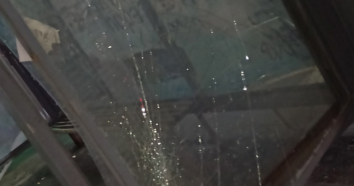 Разбили стекла и изрисовали граффити: в Ярославле вандалы сломали остановку_238973
