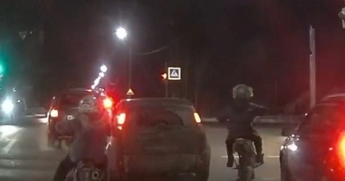 В Ярославле полицейские поймали детей, устроивших гонки на питбайках по оживлённому проспекту