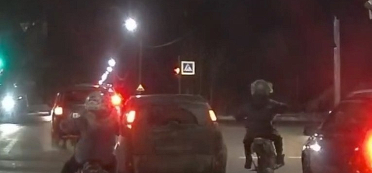 В Ярославле полицейские поймали детей, устроивших гонки на питбайках по оживлённому проспекту